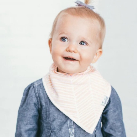 Absorbent cotton drool bib
Adjustable nickel-free snaps for ages 0-36 months - Picture 3 of 5